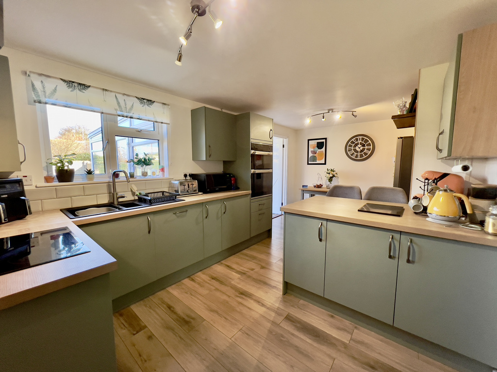 Three bedroom home with HUGE garden! Exciting potential to extend STPP, photo 5