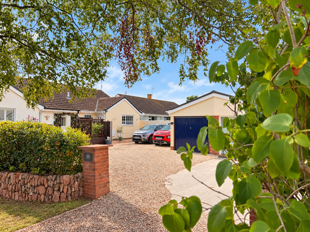 Beautifully presented bungalow on private drive - North Croft, Williton