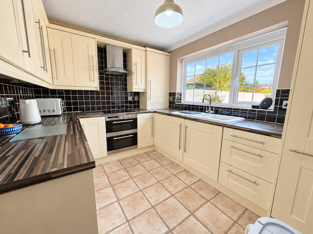 Beautifully presented bungalow on private drive - North Croft, Williton, photo 3
