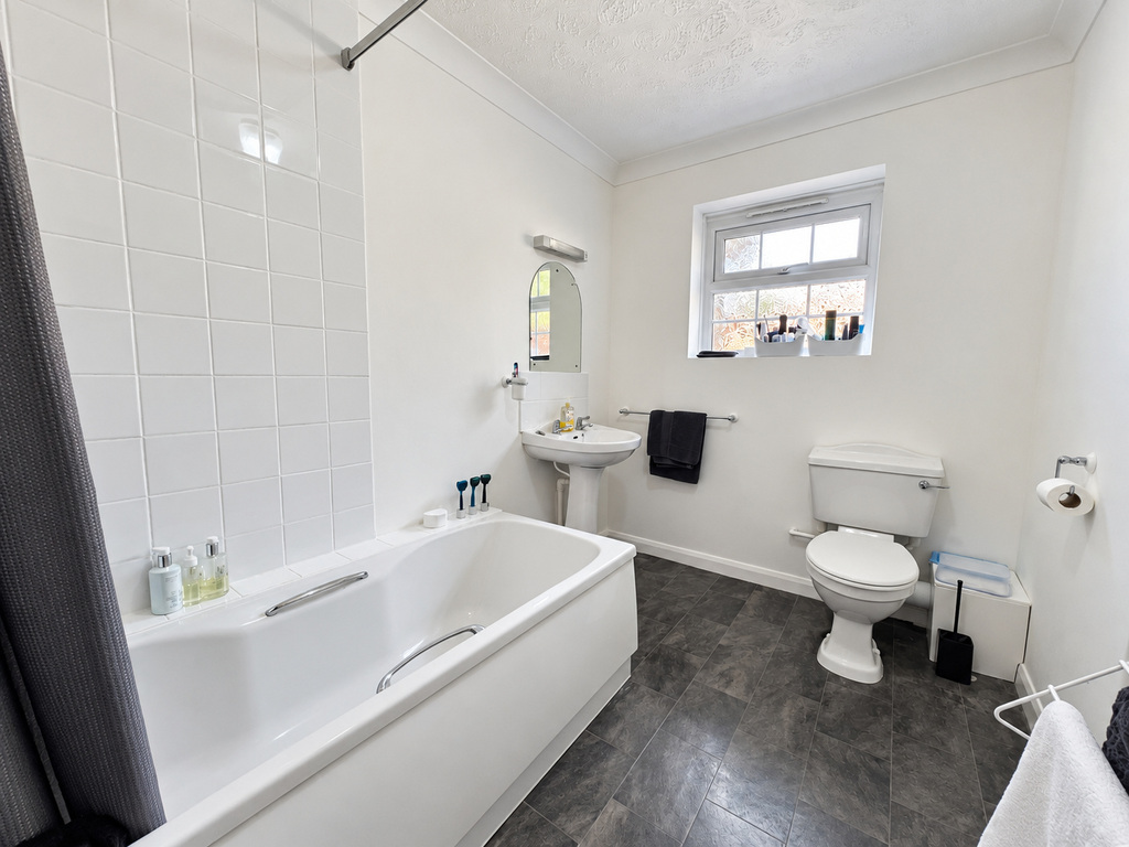 Beautifully presented bungalow on private drive - North Croft, Williton, photo 7