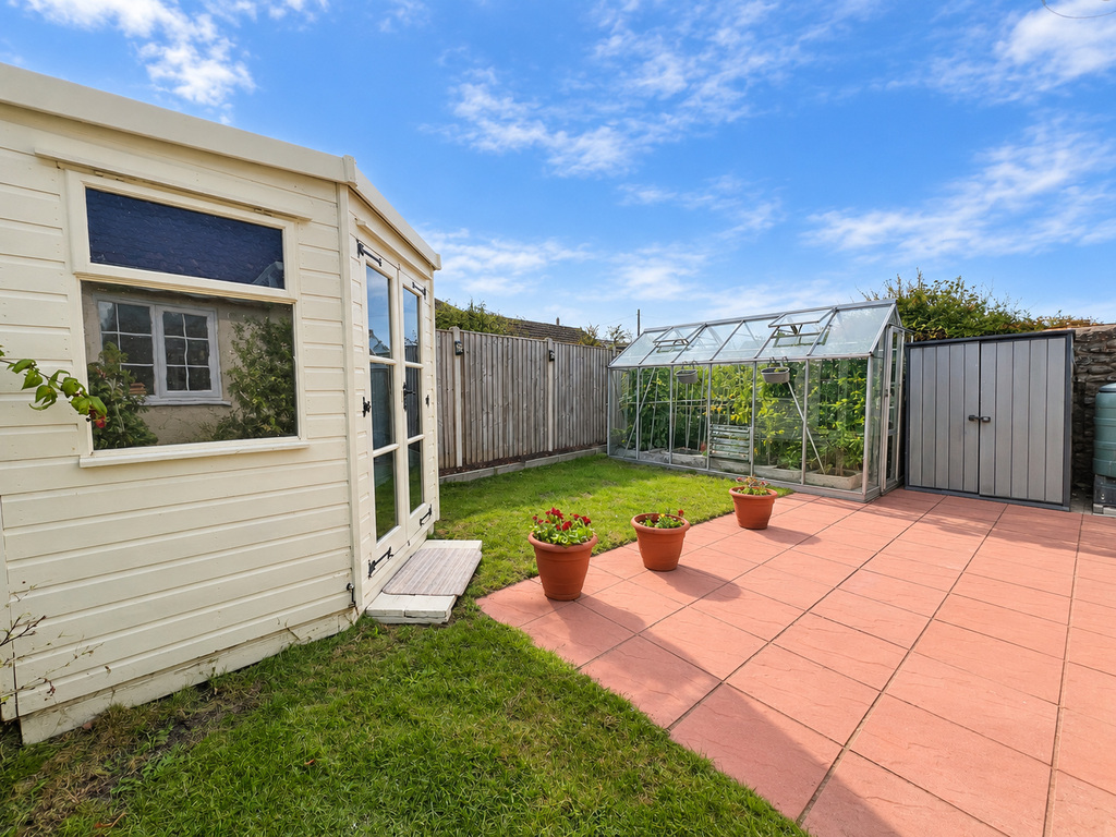 Beautifully presented bungalow on private drive - North Croft, Williton, photo 9