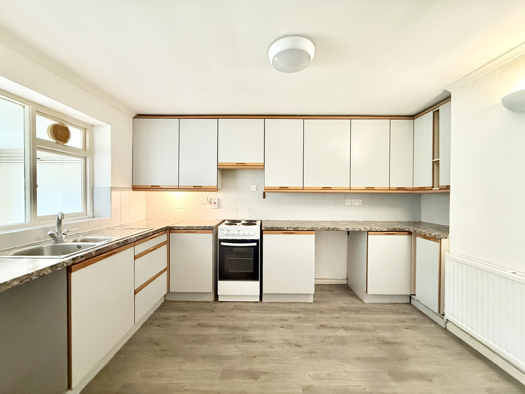 Balmoral Road, Yeovil, Somerset - No Chain, photo 3