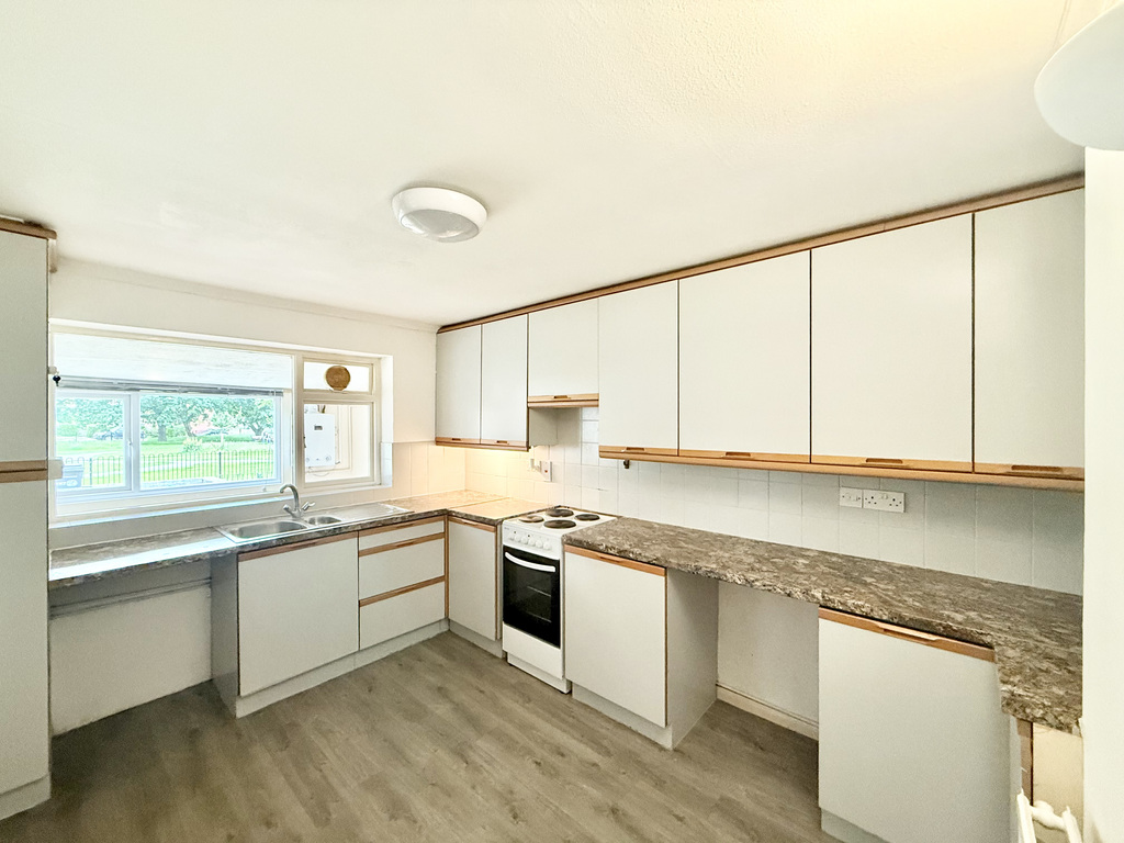 Balmoral Road, Yeovil, Somerset - No Chain, photo 4