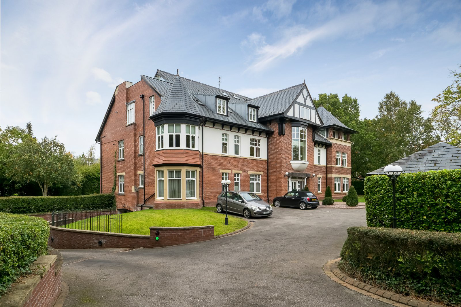 Broad Lane, Hale, WA15