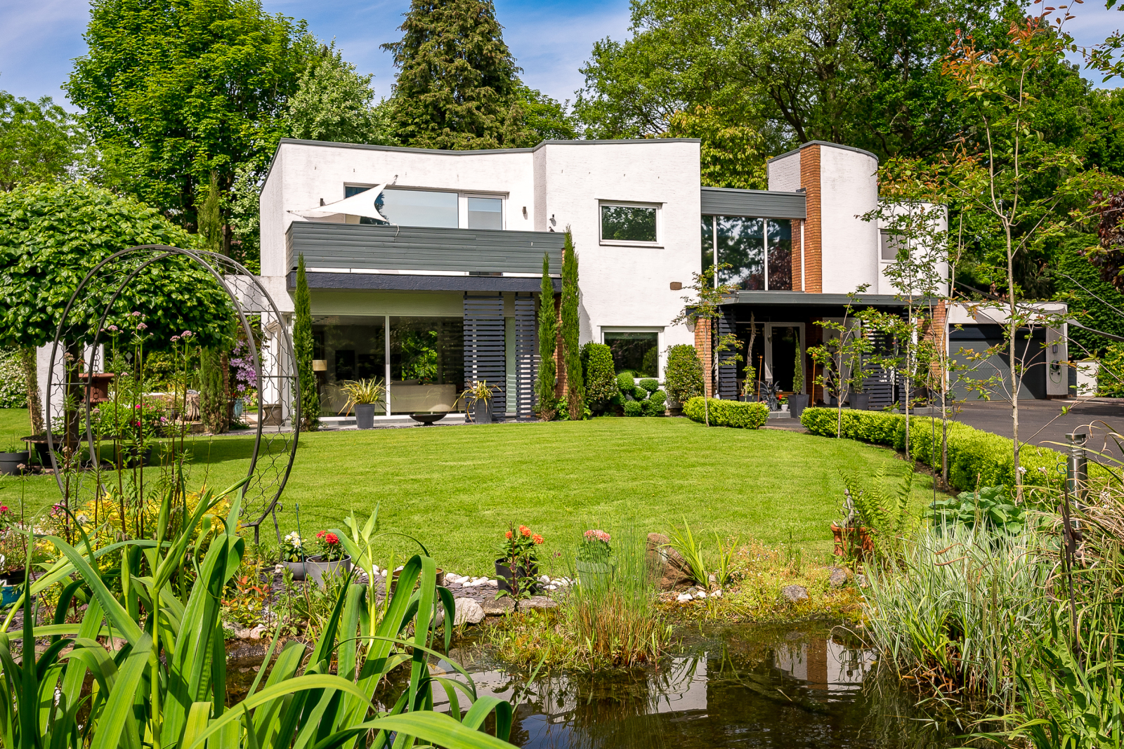 Broad Lane, Hale, WA15