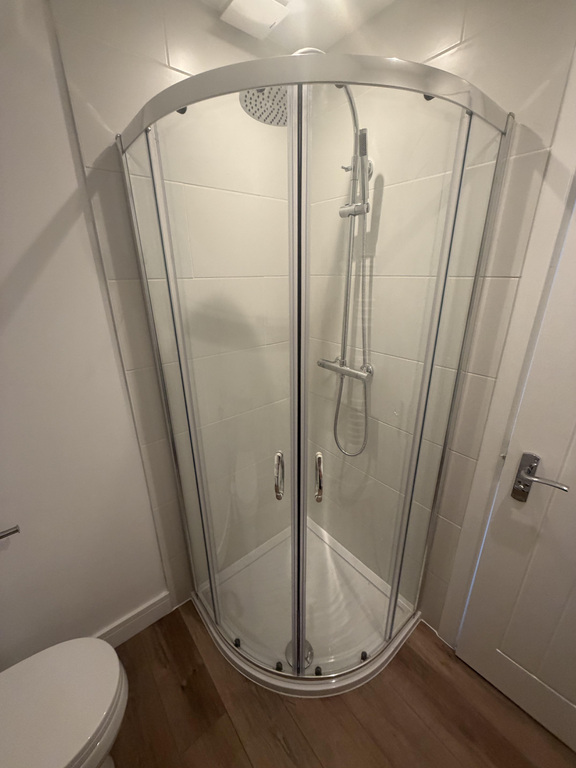 room 5 ensuit (5)