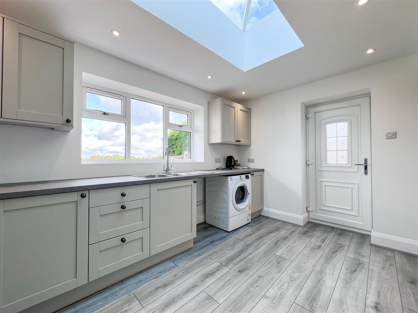 Kitchen / Dining Area