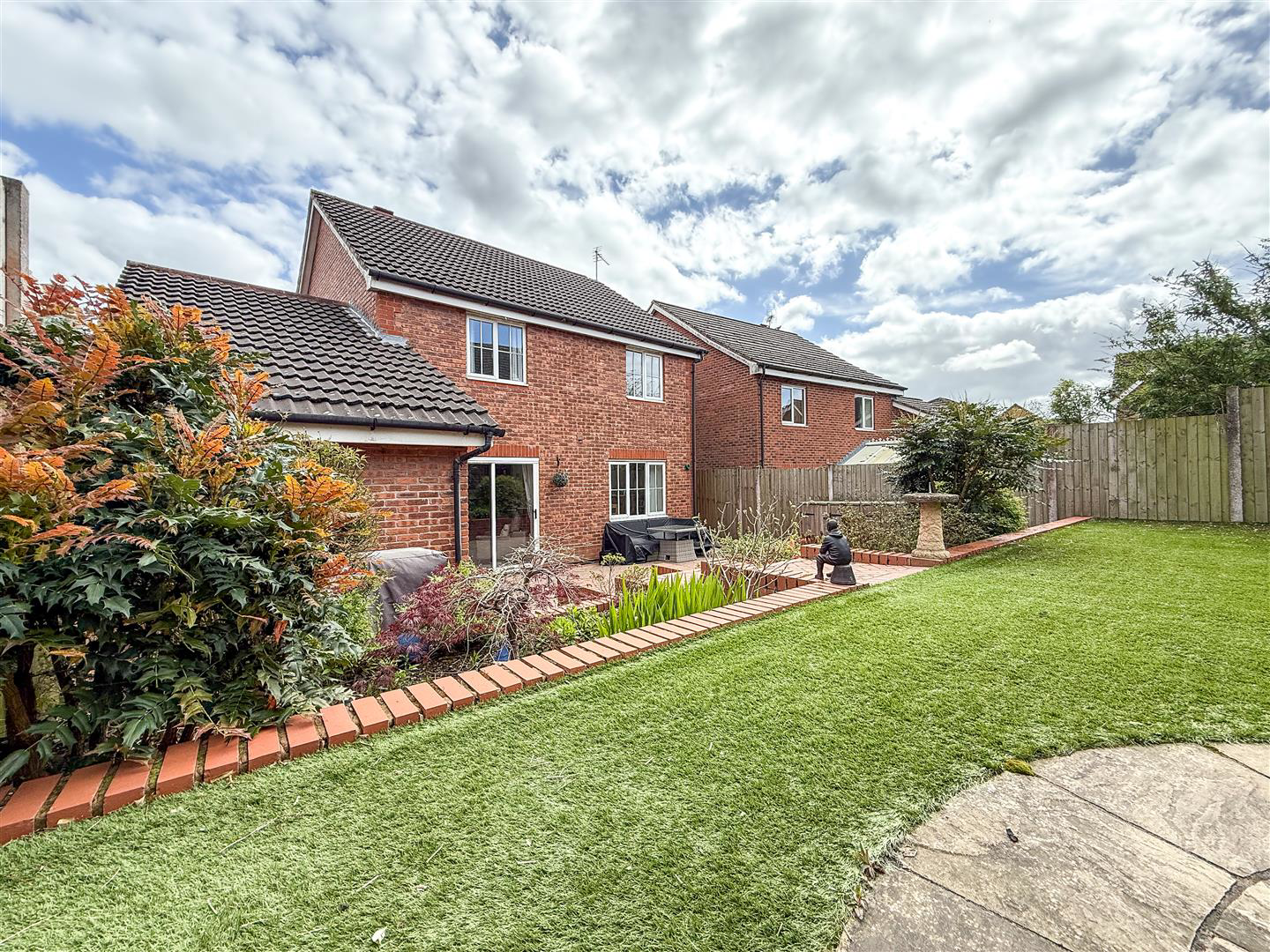 Woodpecker Drive, Packmoor, photo 2