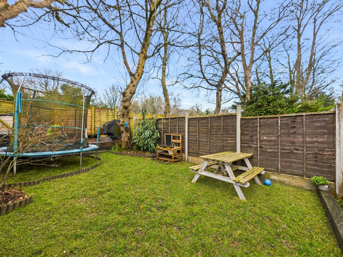 Four Bedroom Terraced Family Home, Lower Dunnymans, Banstead, SM7, photo 26