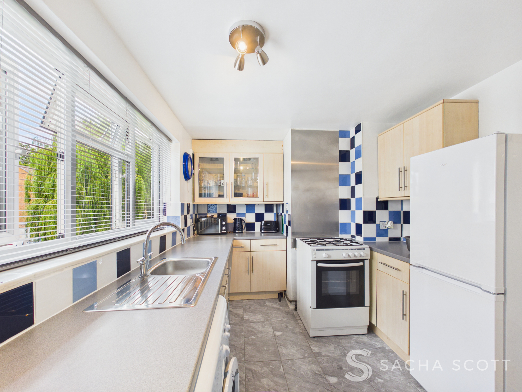 Garrison Lane, Chessington, KT9, photo 2