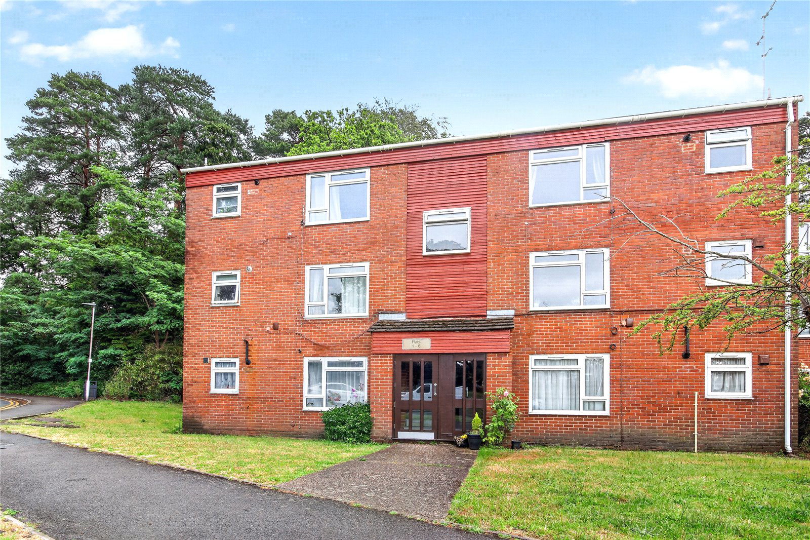 Elizabeth Close, Bracknell, Berkshire, RG12