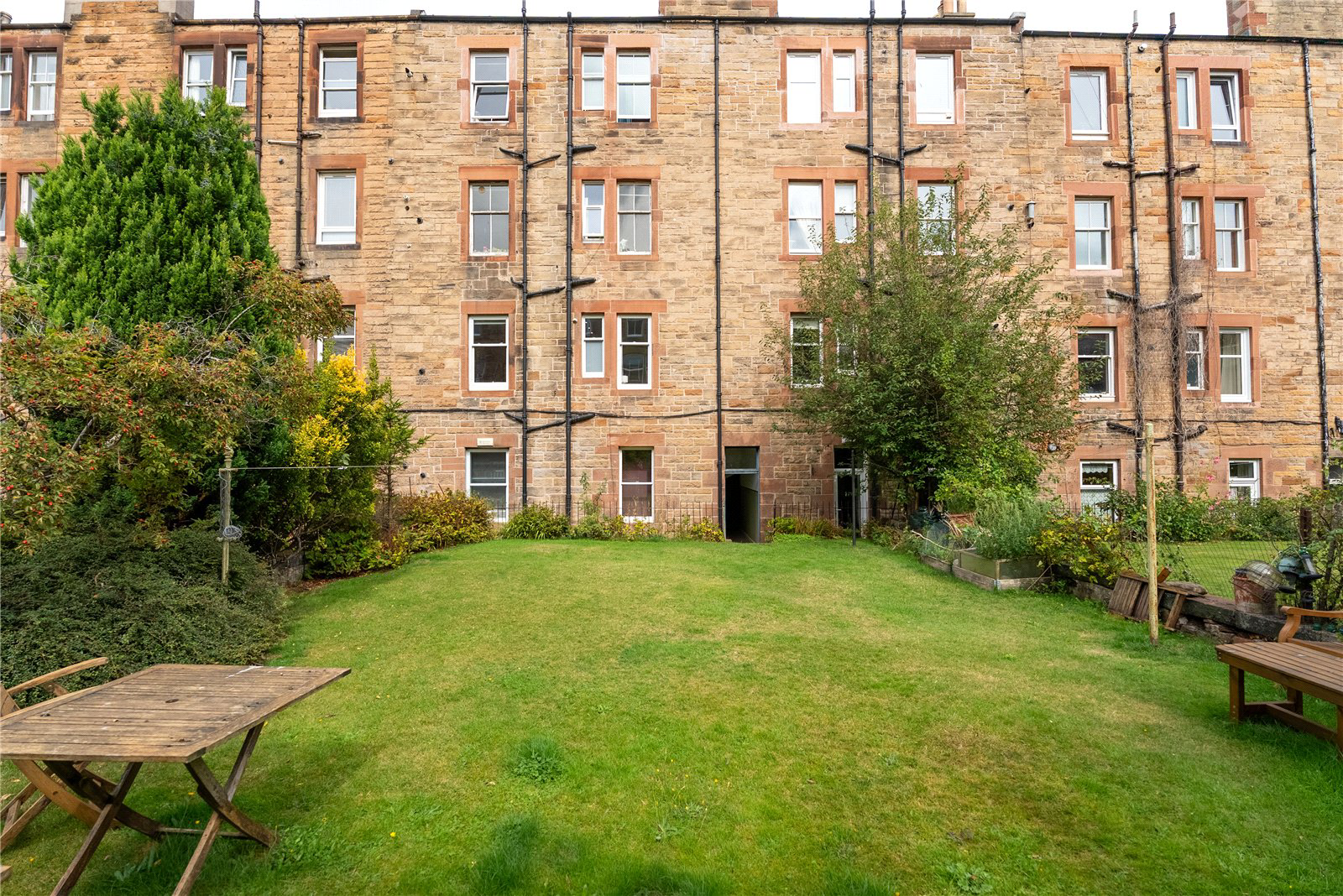 16/4 West Savile Ter