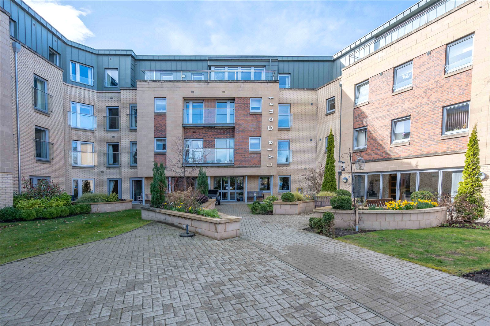 8 Lyle Court 27