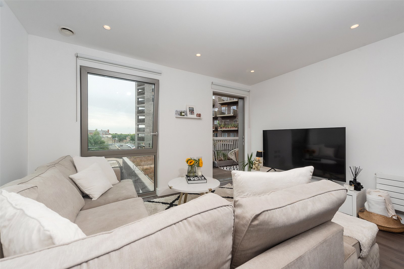 1 Bywell Place, Rathbone Market, Canning Town, E16, photo 3