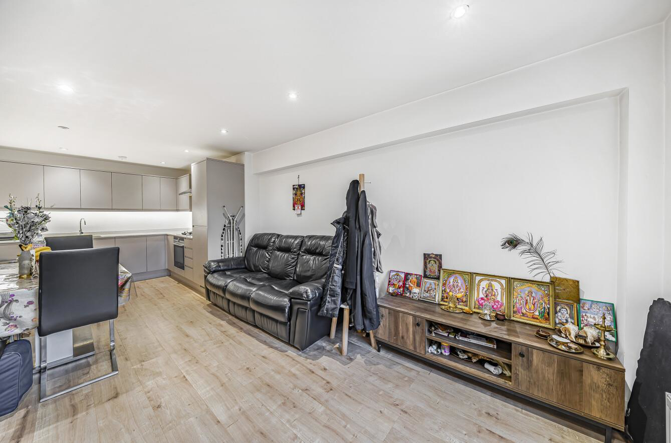 Buckingham House East, Stanmore Broadway, HA7, photo 2