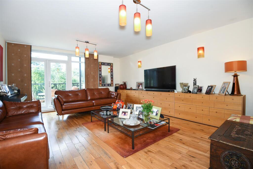 Lady Aylesford Avenue, Stanmore, HA7, photo 3