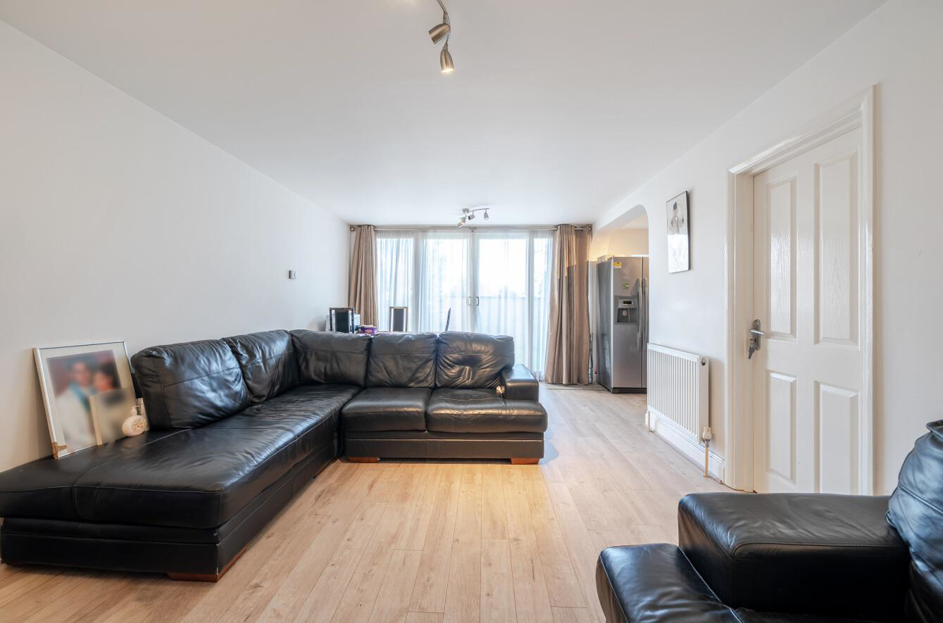 Daneglen Court, Stanmore, HA7, photo 3
