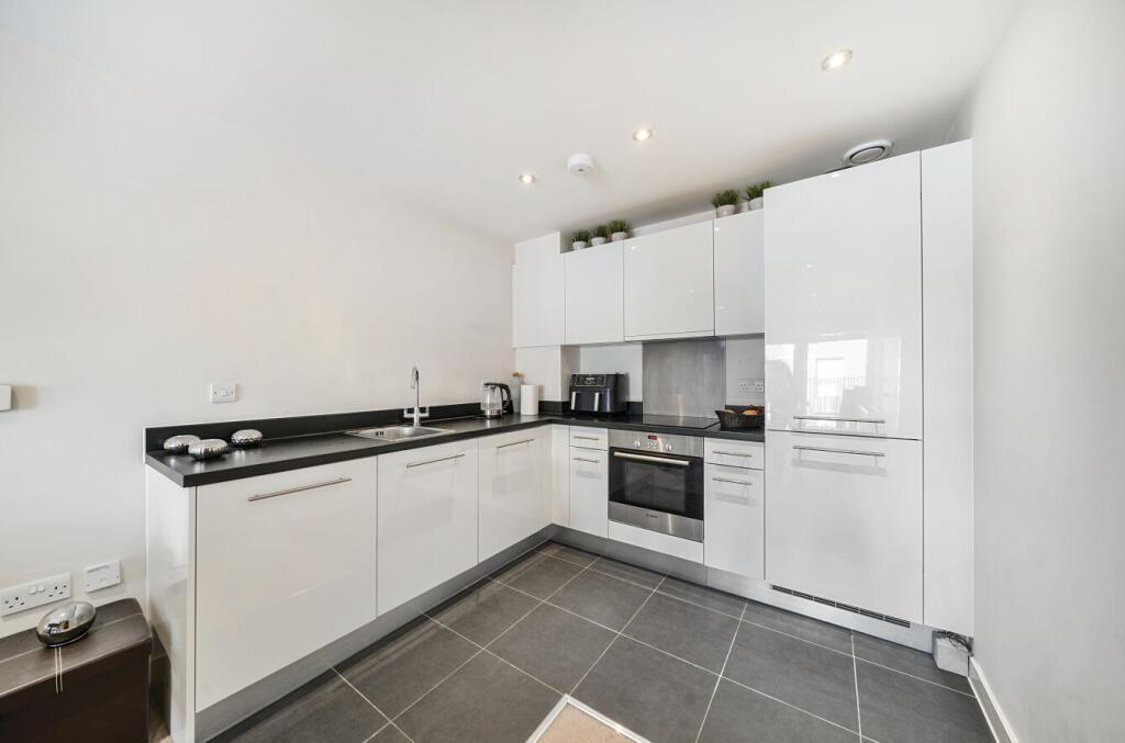 Moore Court, Stanmore Place, HA7, photo 4