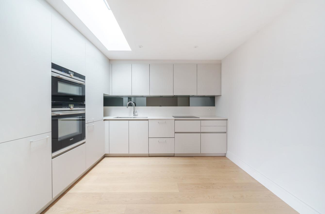 Finchley Road, London, NW11, photo 3