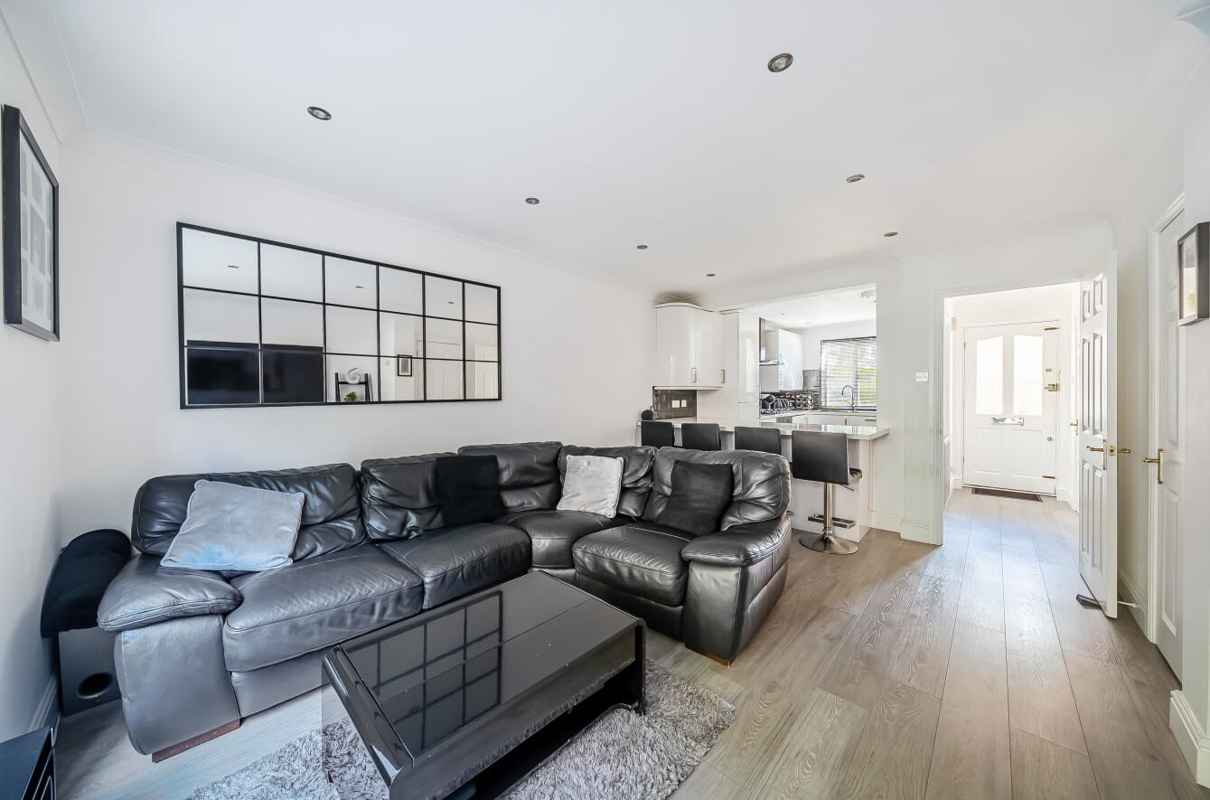 Montague Hall Place, Bushey, WD23, photo 2