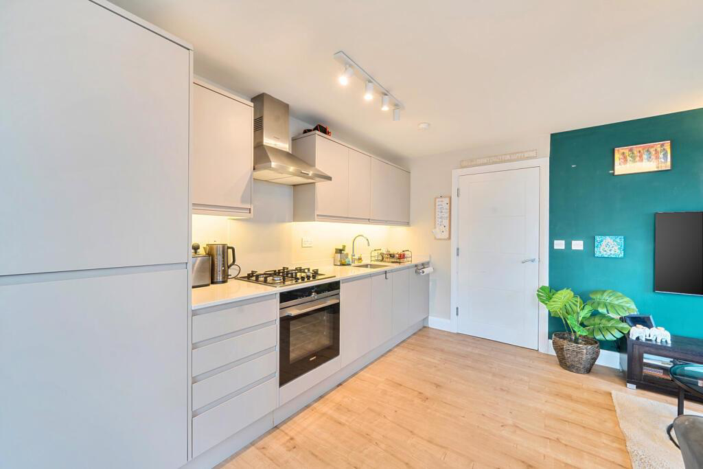 Buckingham House West, Stanmore, HA7, photo 2