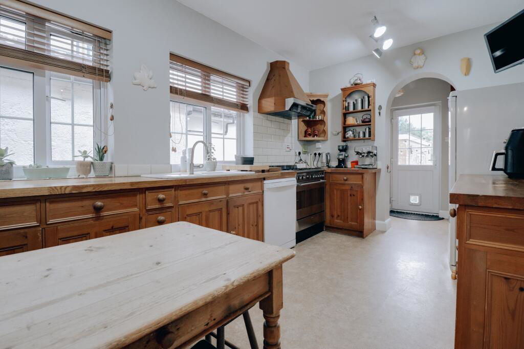Merry Hill Road, Bushey, WD23, photo 7
