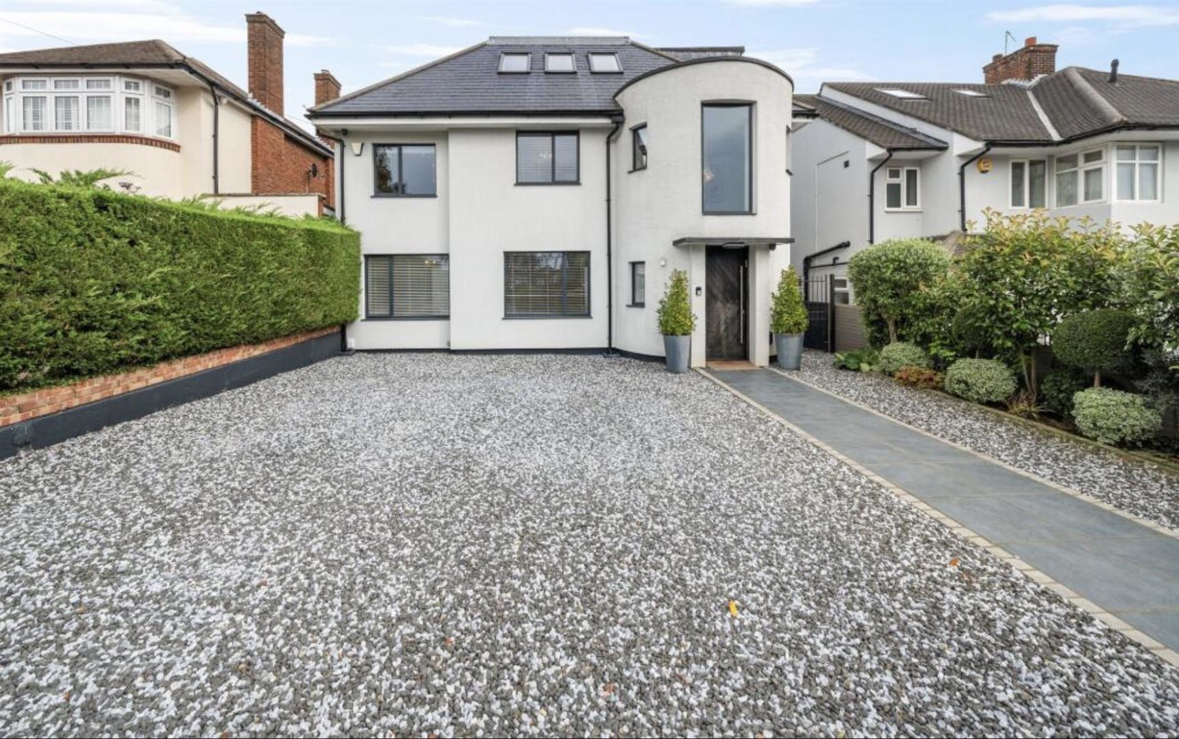 Edgwarebury Lane, Edgware, HA8