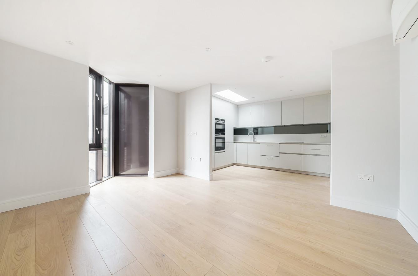 Finchley Road, London, NW11, photo 2