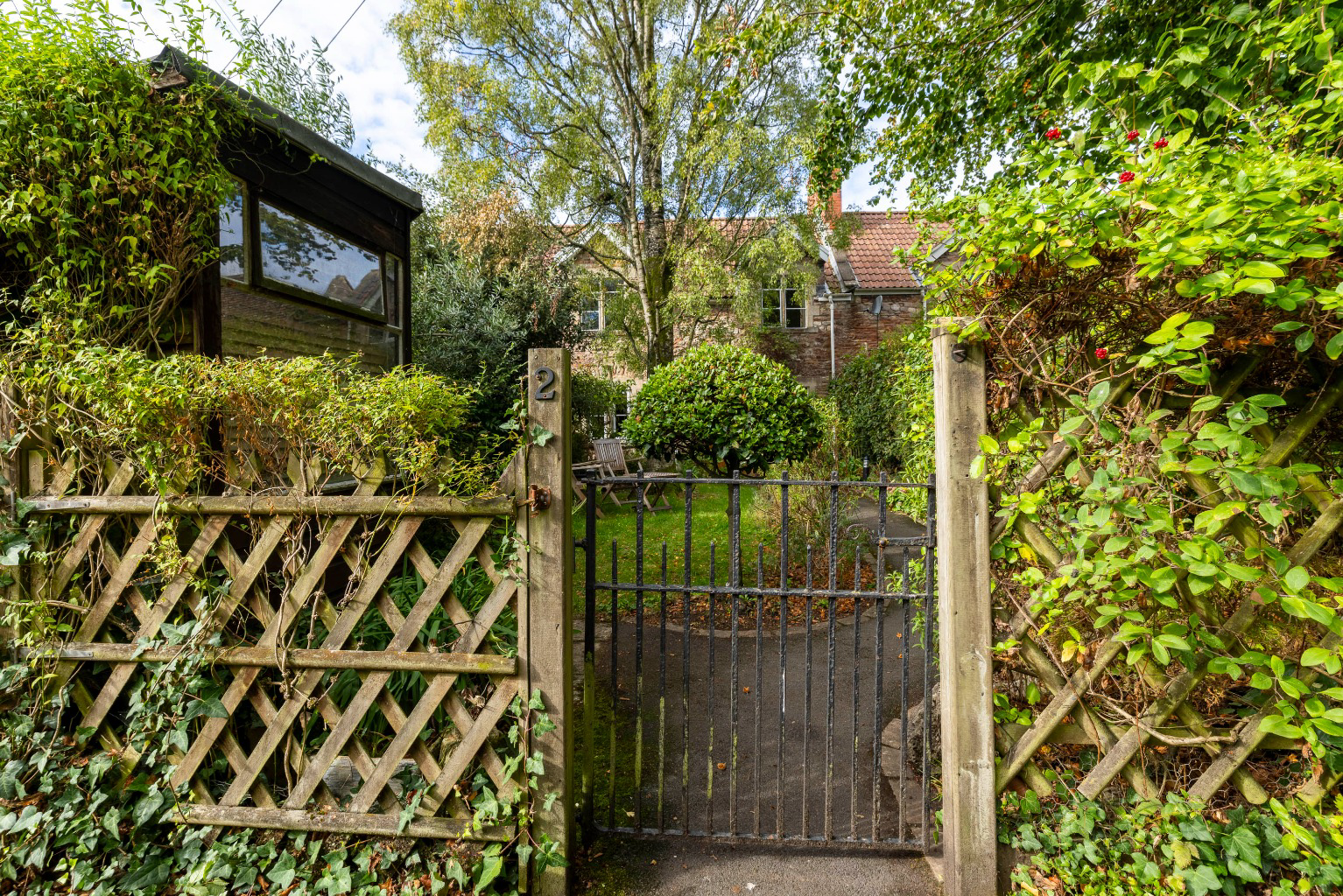 Discreetly positioned just a few steps from High Street in central Wells, photo 23