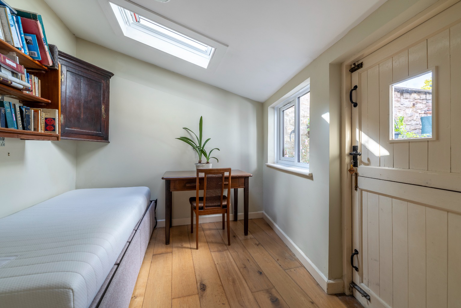 Discreetly positioned just a few steps from High Street in central Wells, photo 10