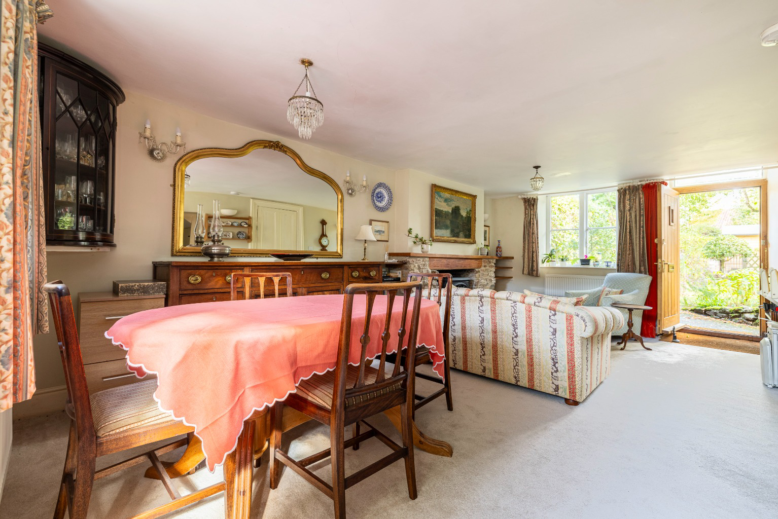 Discreetly positioned just a few steps from High Street in central Wells, photo 5