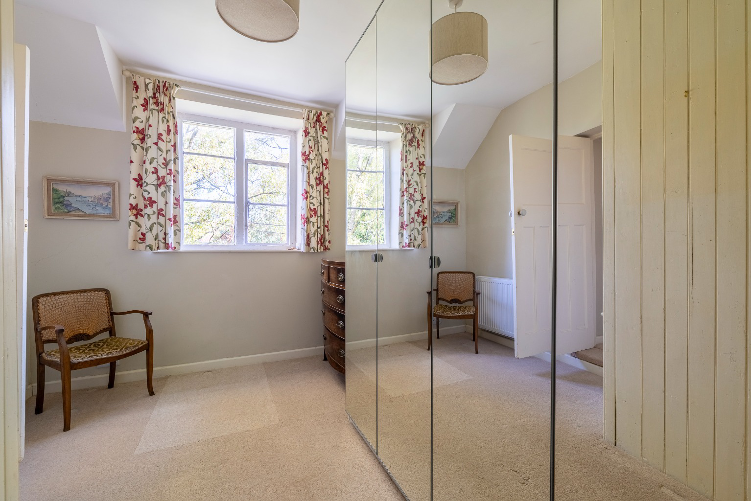 Discreetly positioned just a few steps from High Street in central Wells, photo 15