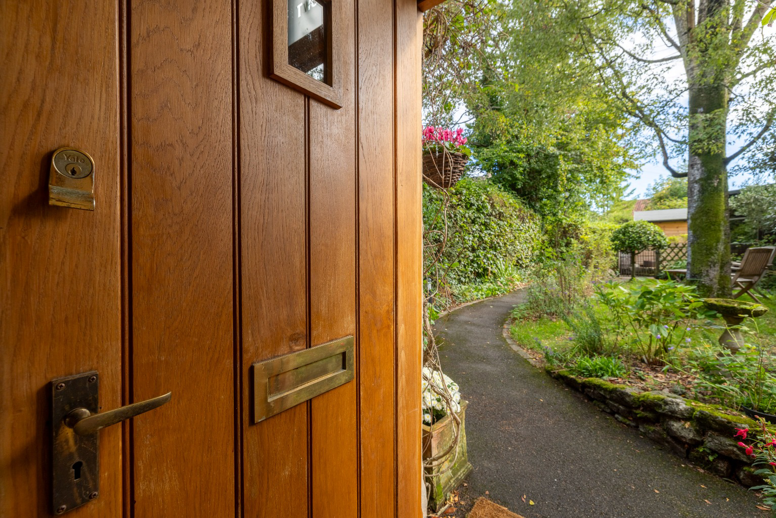 Discreetly positioned just a few steps from High Street in central Wells, photo 19