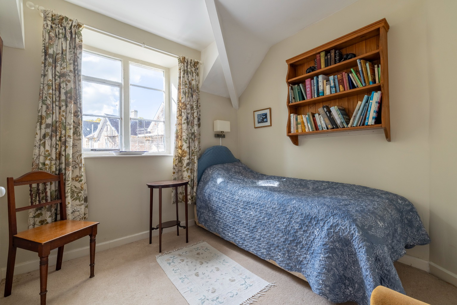 Discreetly positioned just a few steps from High Street in central Wells, photo 12