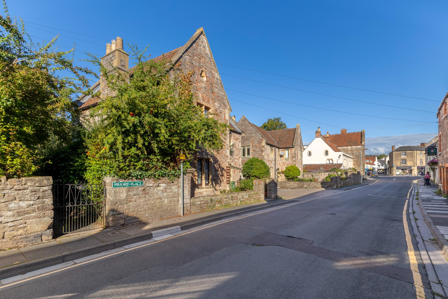 Discreetly positioned just a few steps from High Street in central Wells, photo 26