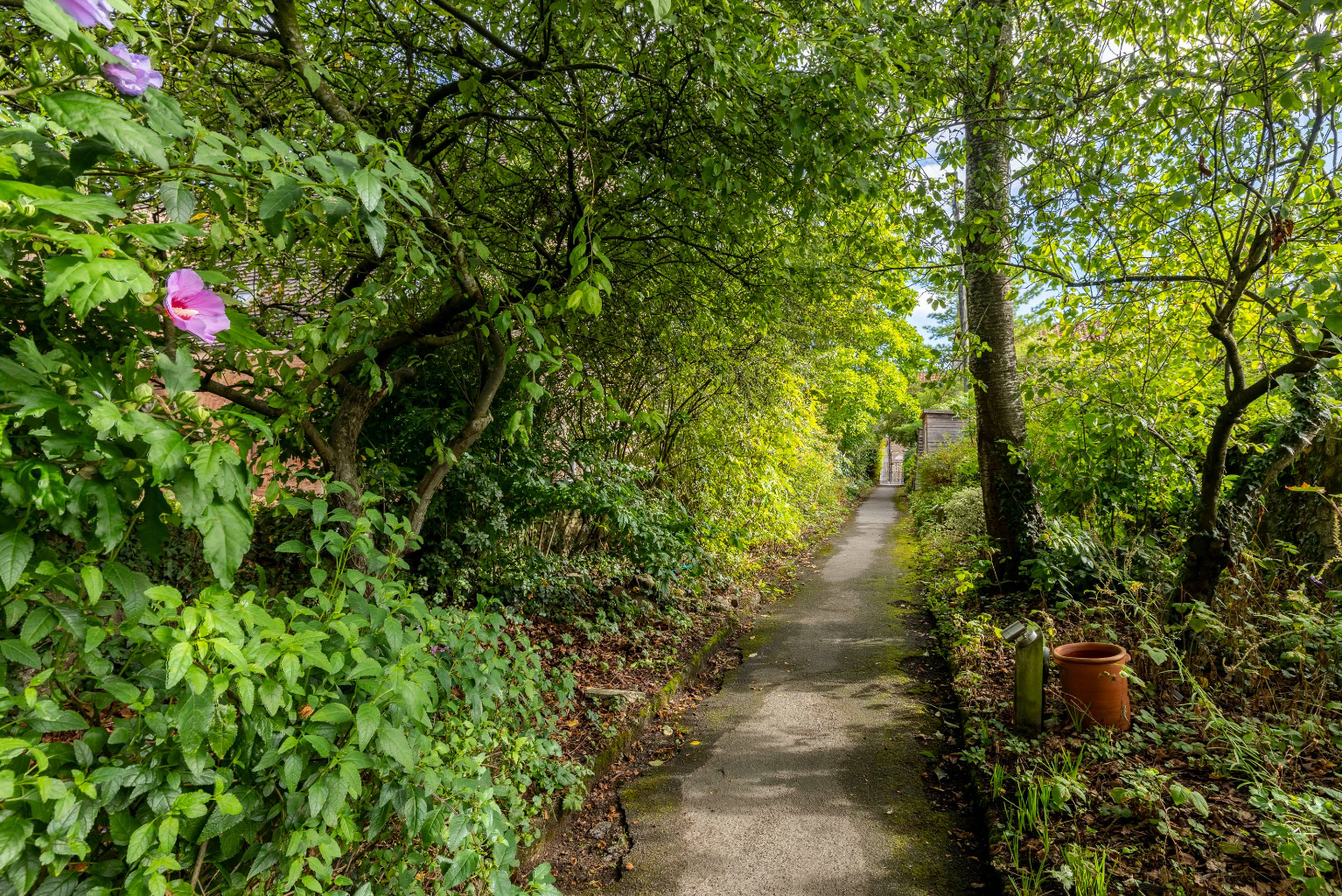 Discreetly positioned just a few steps from High Street in central Wells, photo 22