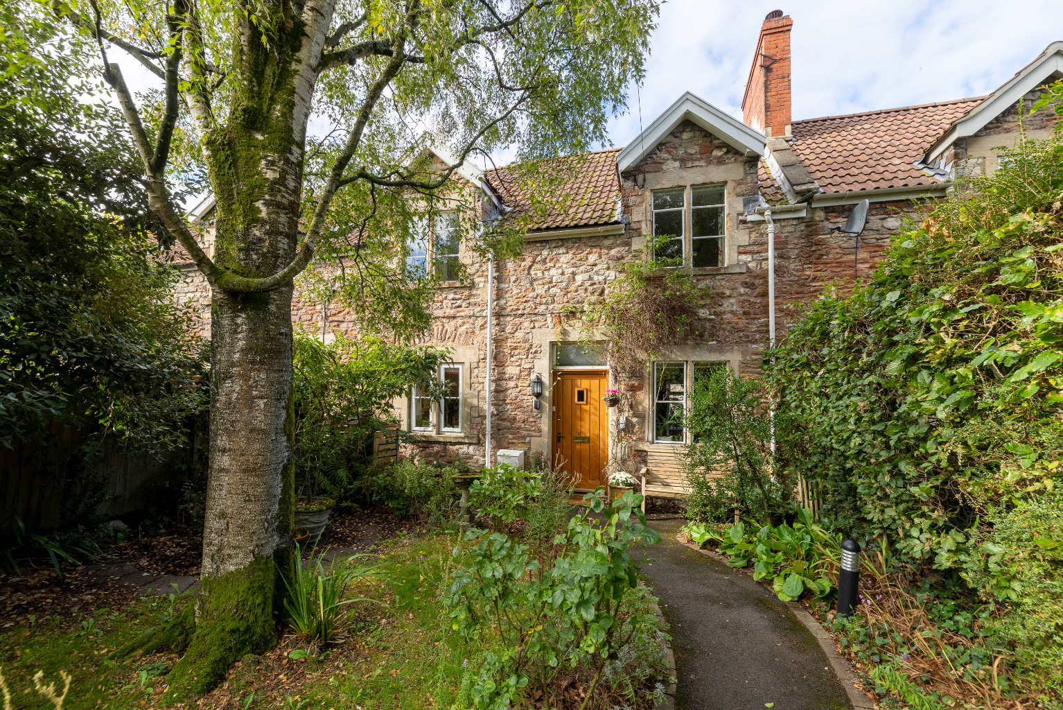 Discreetly positioned just a few steps from High Street in central Wells, photo 28
