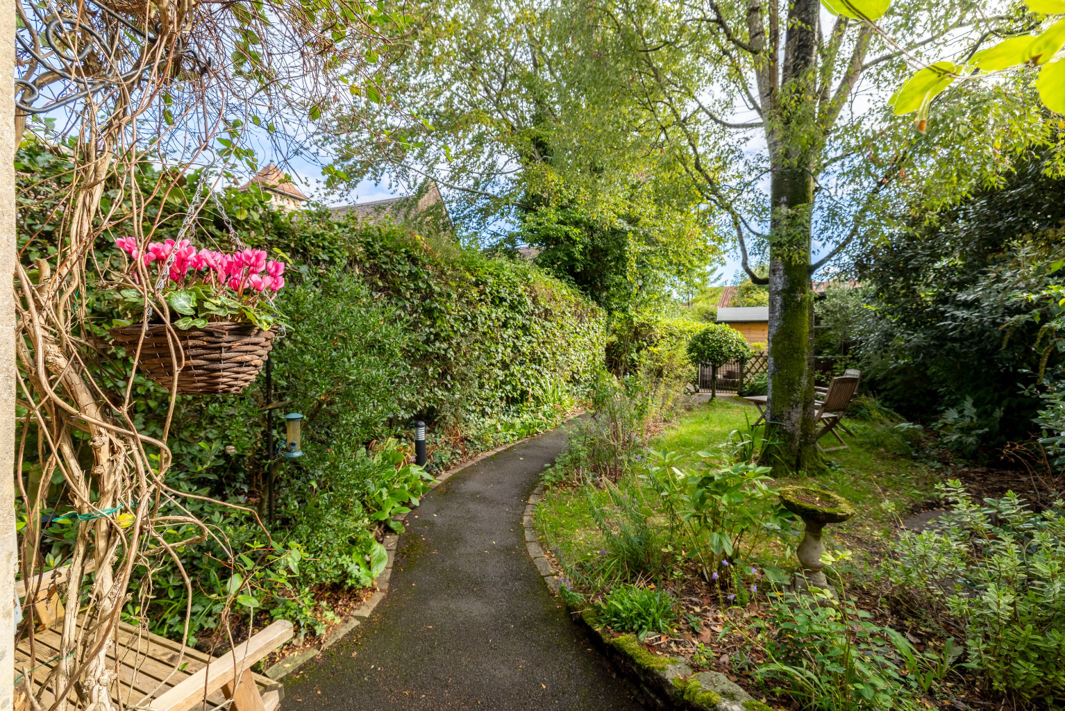 Discreetly positioned just a few steps from High Street in central Wells, photo 21