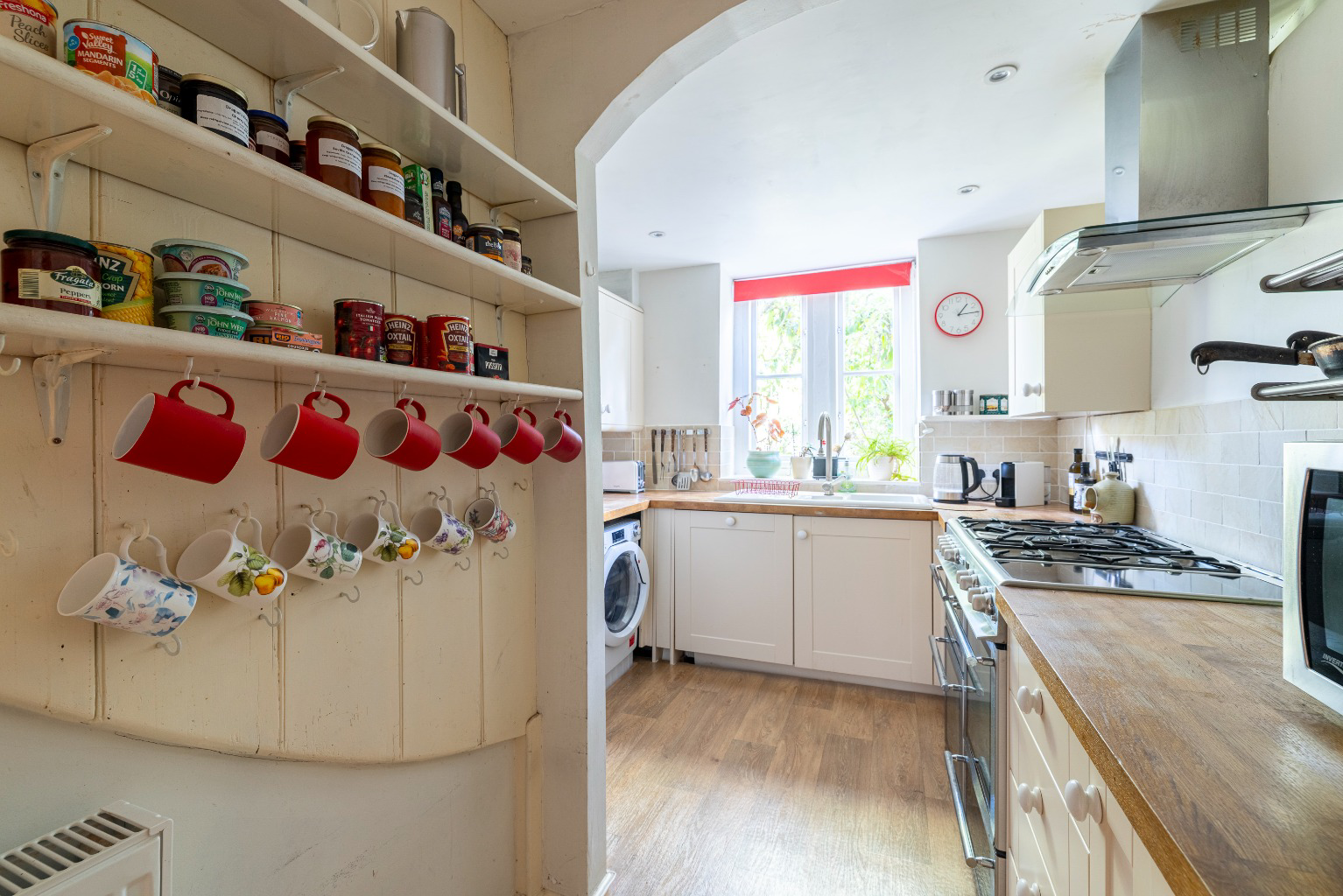 Discreetly positioned just a few steps from High Street in central Wells, photo 7