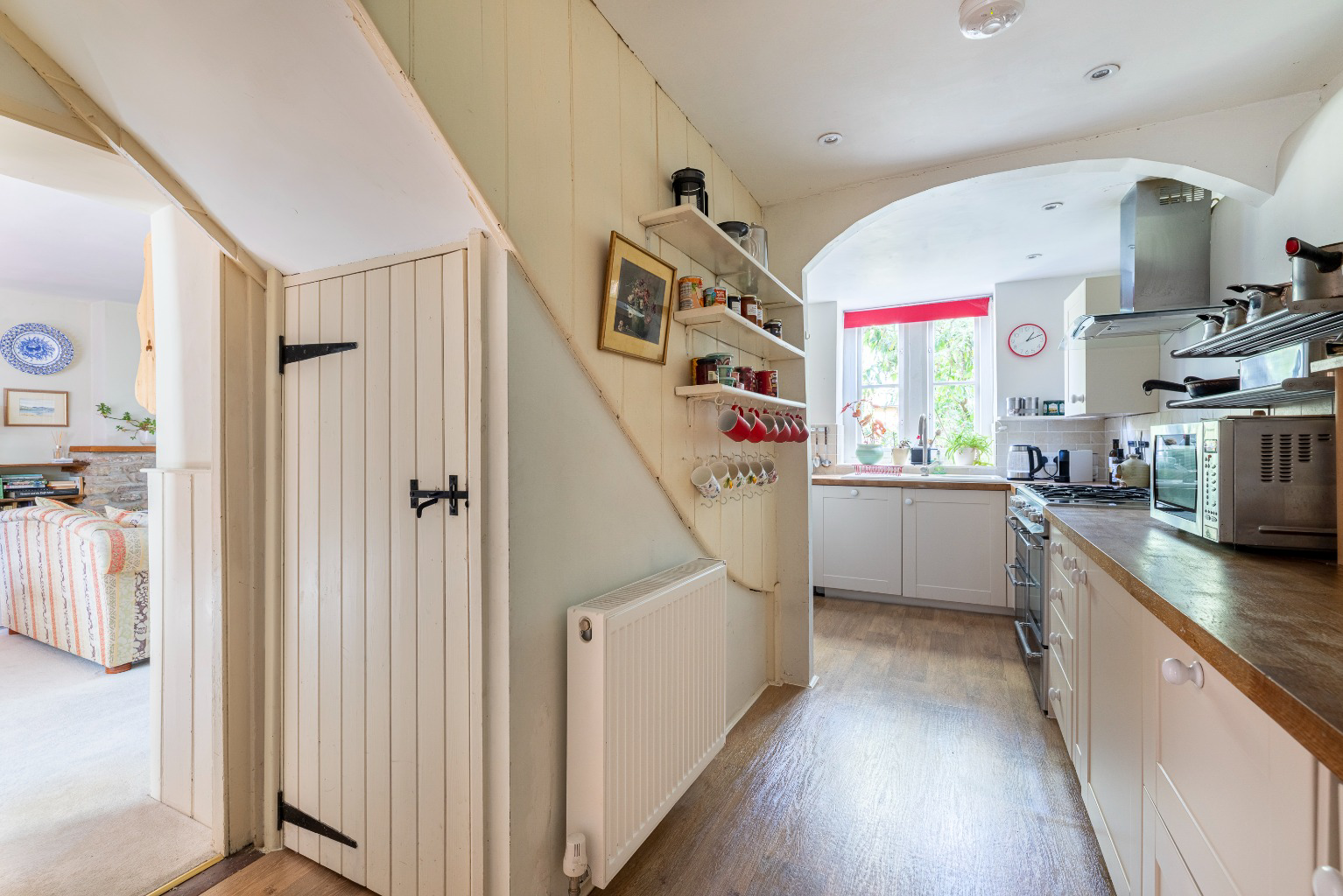 Discreetly positioned just a few steps from High Street in central Wells, photo 6