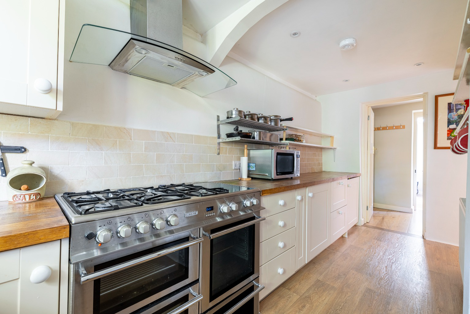 Discreetly positioned just a few steps from High Street in central Wells, photo 8