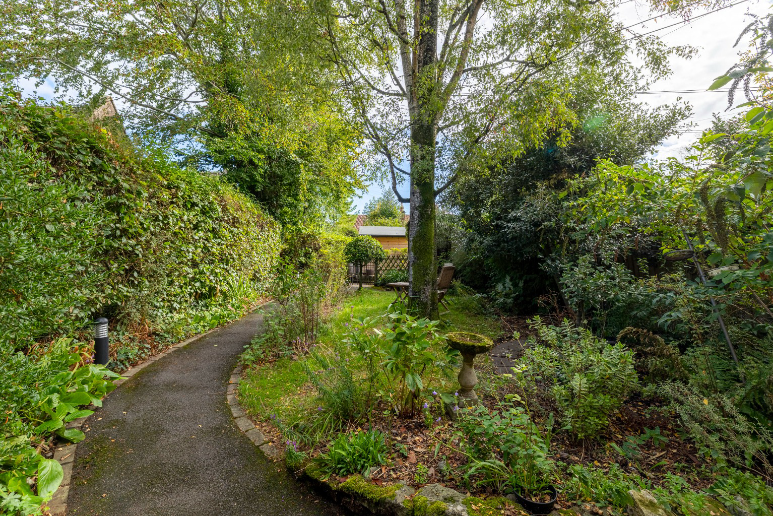 Discreetly positioned just a few steps from High Street in central Wells, photo 27