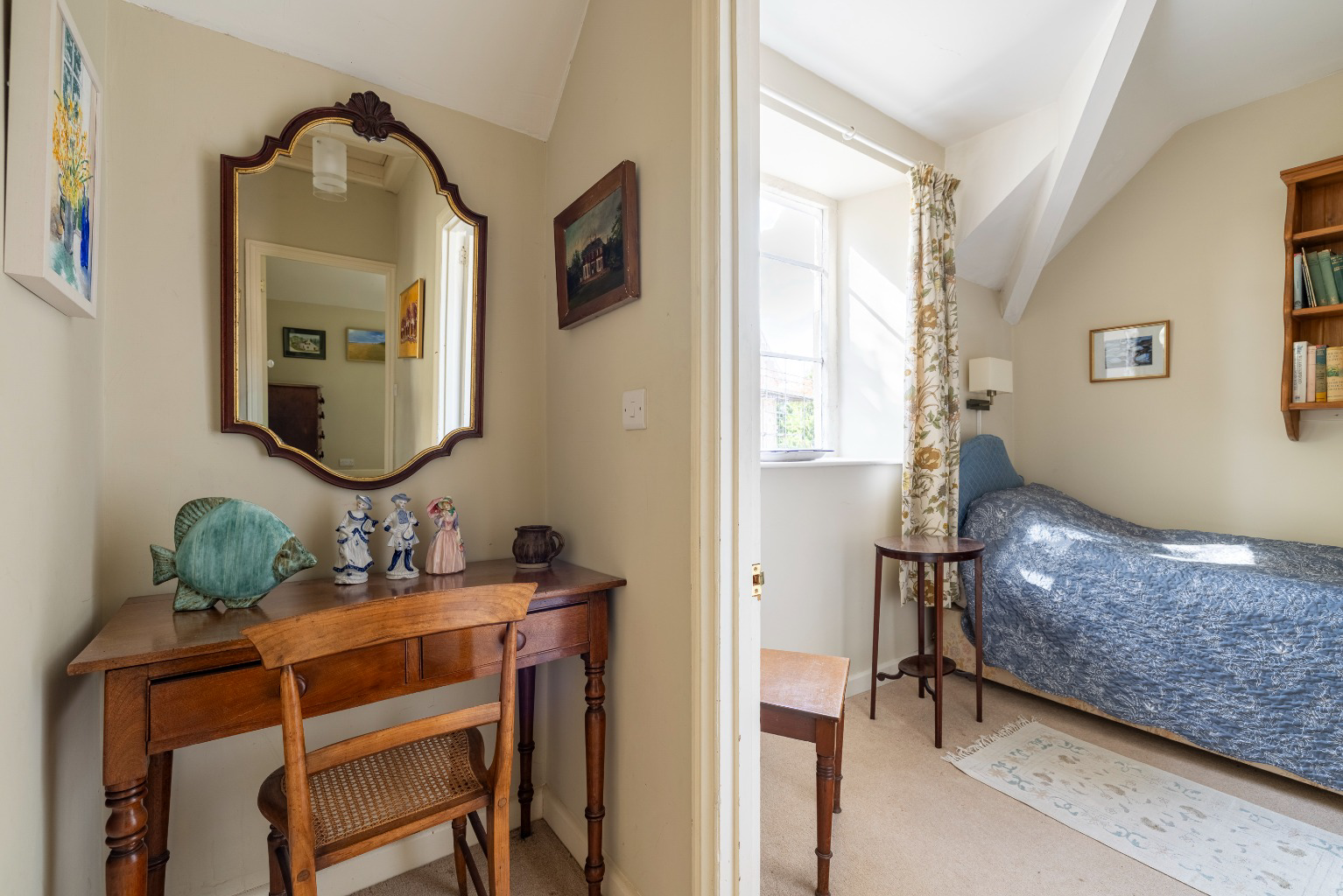Discreetly positioned just a few steps from High Street in central Wells, photo 11