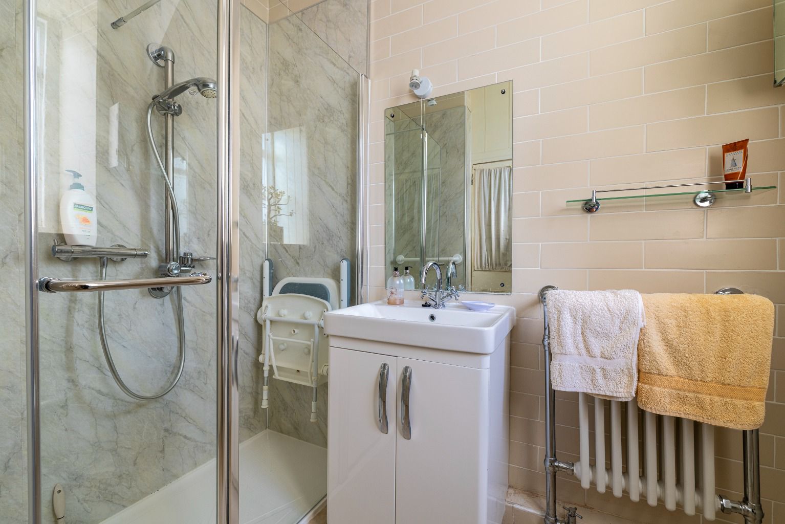 Discreetly positioned just a few steps from High Street in central Wells, photo 16