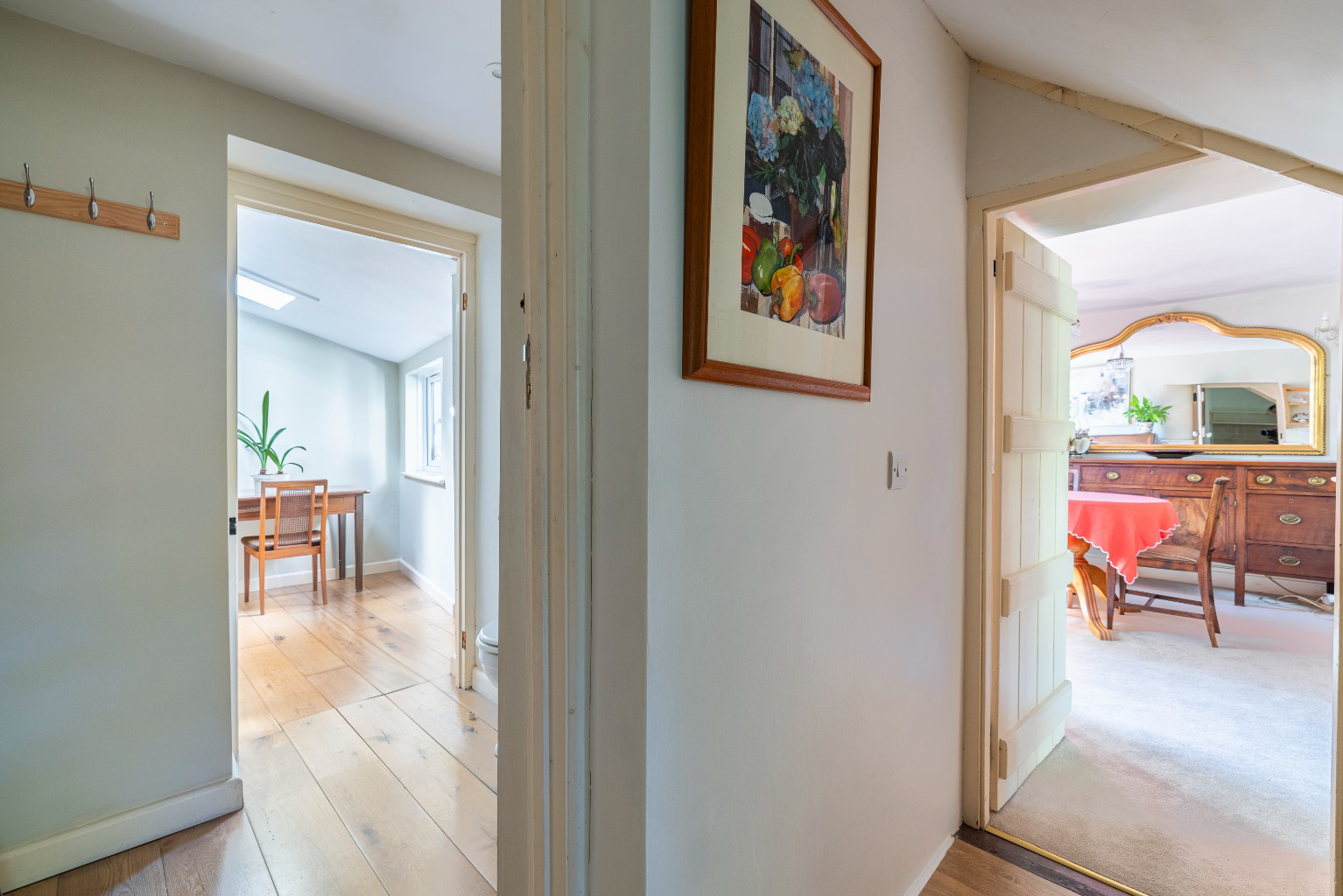 Discreetly positioned just a few steps from High Street in central Wells, photo 9