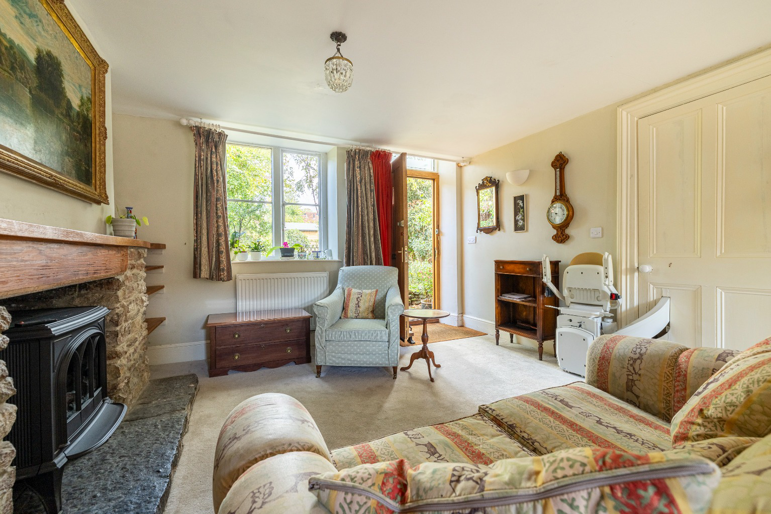 Discreetly positioned just a few steps from High Street in central Wells, photo 2