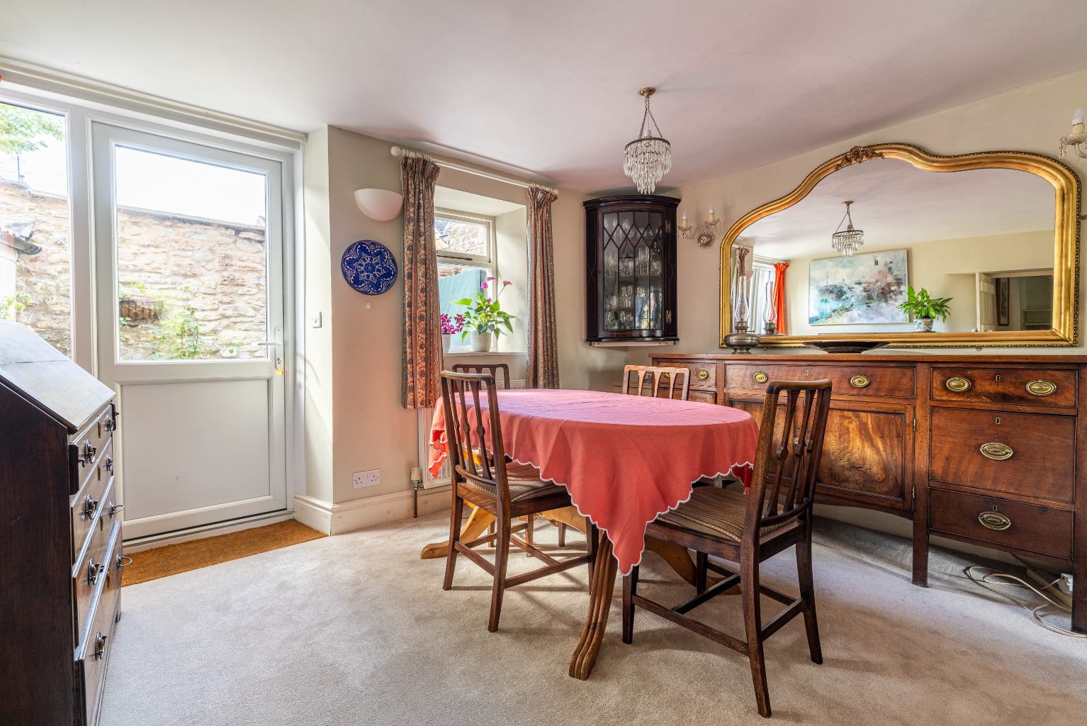 Discreetly positioned just a few steps from High Street in central Wells, photo 4