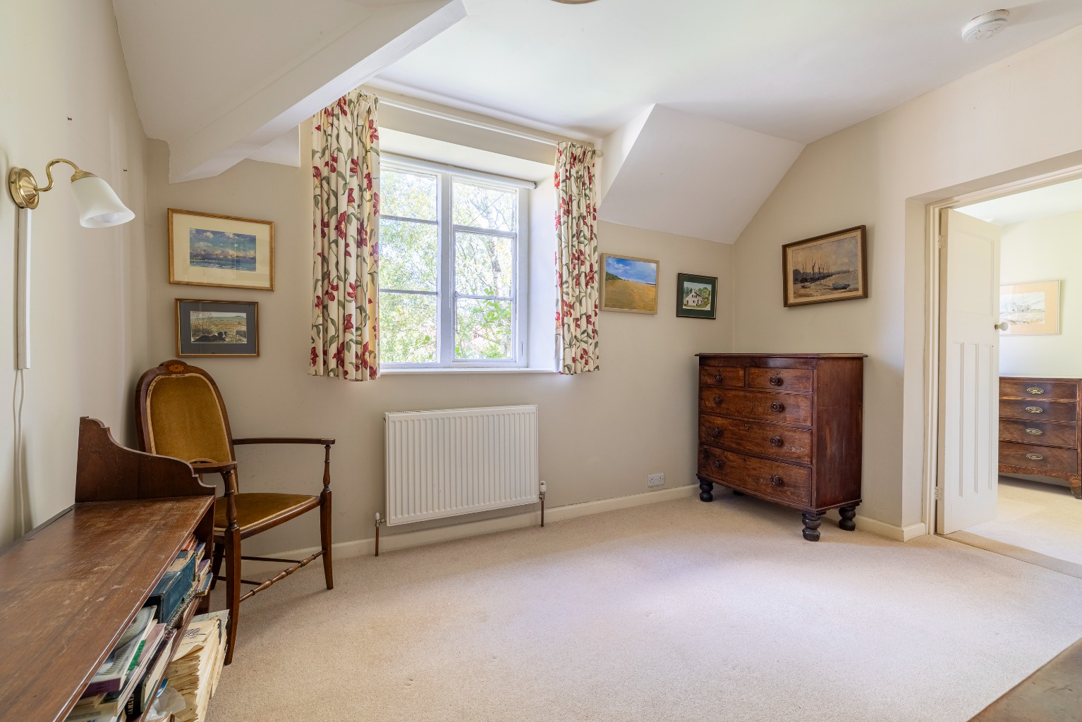 Discreetly positioned just a few steps from High Street in central Wells, photo 13