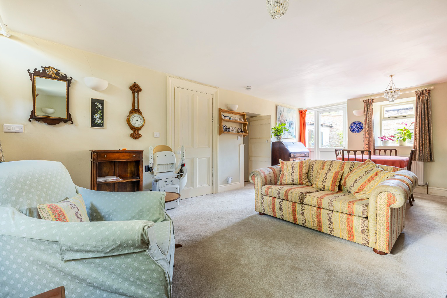 Discreetly positioned just a few steps from High Street in central Wells, photo 3
