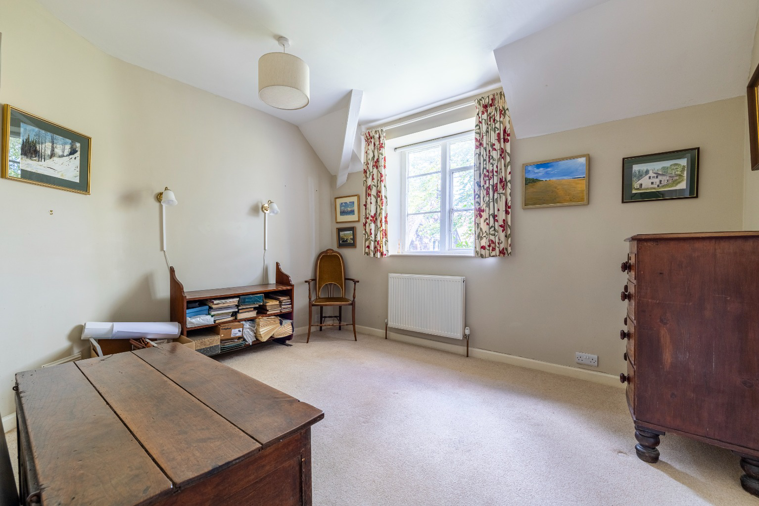 Discreetly positioned just a few steps from High Street in central Wells, photo 14